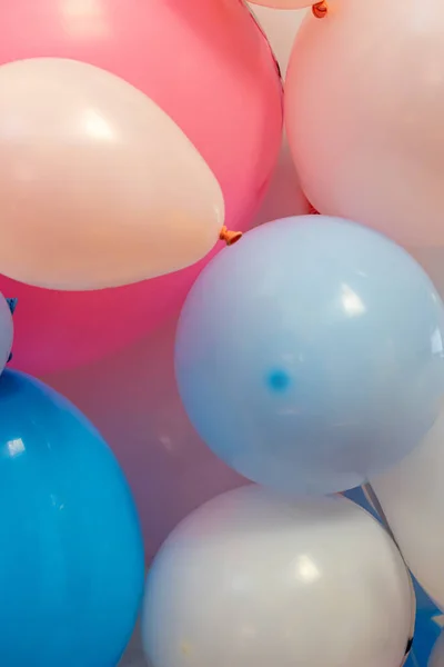 Eine Vertikale Aufnahme Blauer Und Pinkfarbener Luftballons Auf Einer Geschlechterparty — Stockfoto