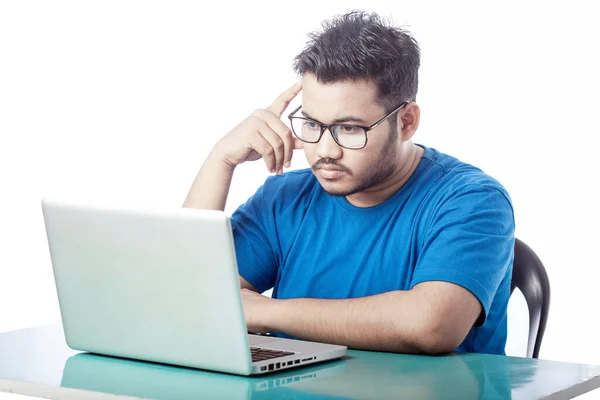 Junge Studentin Denkt Vor Laptop Und Schaut Auf Laptop Bildschirm — Stockfoto