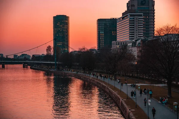 法兰克福日落时城市风景的美丽景色 — 图库照片