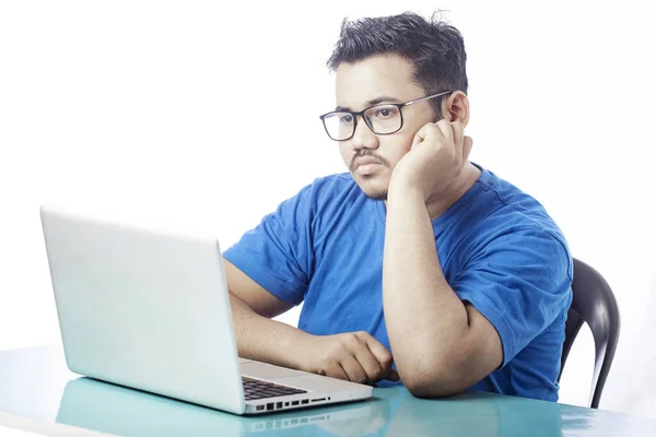 Junger Mann Sitzt Vor Einem Laptop Mit Traurigem Gesichtsausdruck Und — Stockfoto