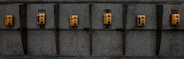 Pár Starých Telefonů Připevněných Stěnám Malých Chatkách Ulici — Stock fotografie