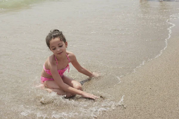 Pembe Bikinili Kız Güneşli Bir Yaz Gününde Kumsalda Dalgalarla Mutlu — Stok fotoğraf