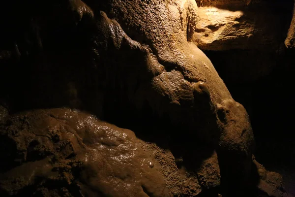 Una Vista Dentro Una Cueva Con Formaciones Abstractas —  Fotos de Stock