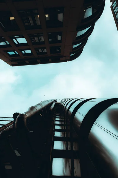 Sebuah Tembakan Vertikal Sudut Rendah Dari Pencakar Langit Modern — Stok Foto