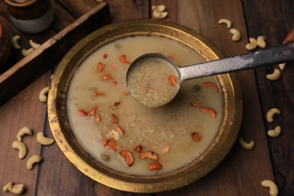 インドの伝統的な甘いSabudana KheerでJaggery — ストック写真