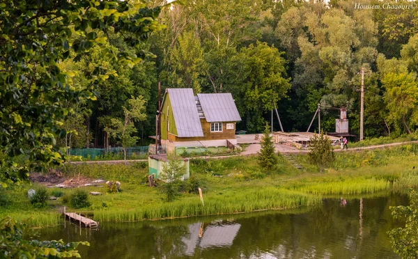 Ein Dorfhaus See Grüner Landschaft — Stockfoto