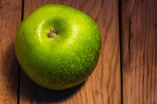 Horní Pohled Chutné Organické Zelené Jablko Rustikálním Dřevěném Pozadí — Stock fotografie