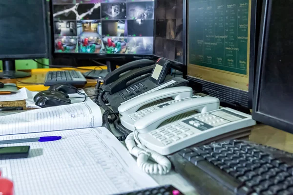 Nærbillede Flere Telefoner Computere Skrivebord Med Notesbog Foran - Stock-foto