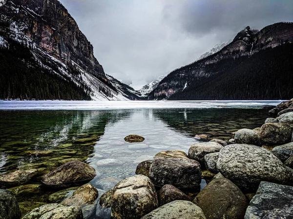 Río Que Pasa Por Montañas Cubiertas Nieve Frío Sombrío Día — Foto de Stock