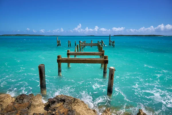 古い壊れたデッキで澄んだ青い海の水の風光明媚なショット 背景のために素晴らしい — ストック写真
