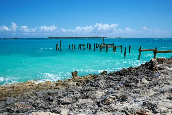 手前の海に海の柱があるターコイズブルーの海景の美しいショット — ストック写真