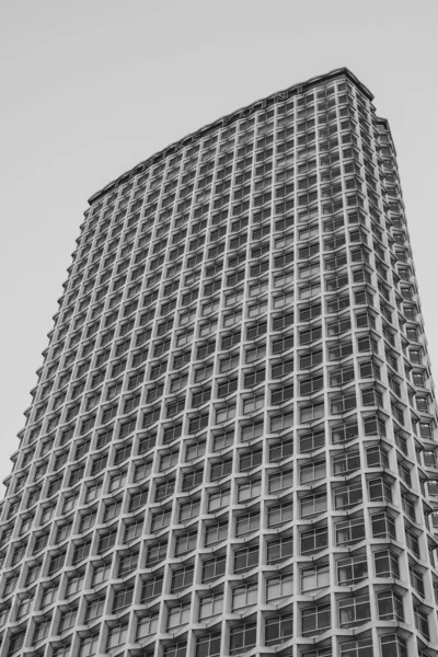 Vertical Grayscale Low Angle Shot Tall Modern Building London — Stock Photo, Image