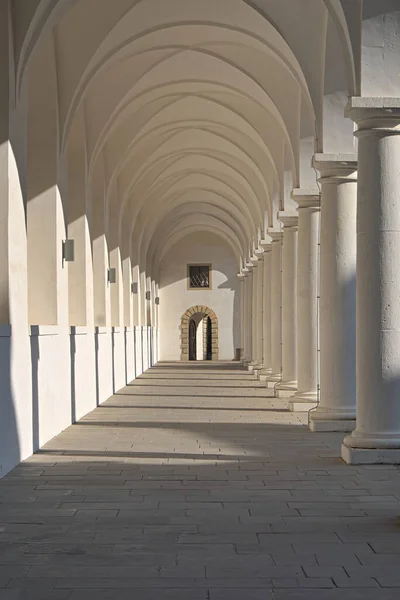 Light Shines White Renaissance Arcades Throws Shades Vertical Shot — Stock Photo, Image