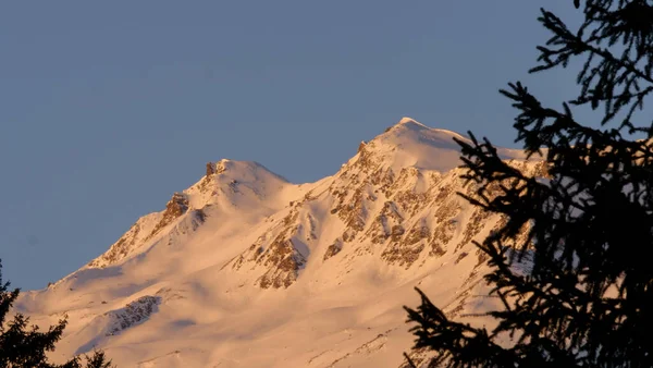 夕日の雪上山脈の絶景 — ストック写真