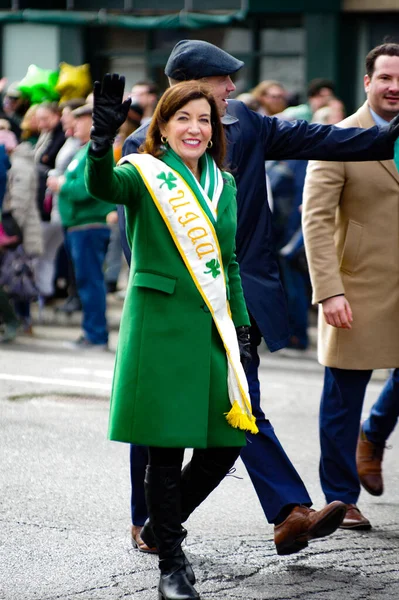 Una Foto Vertical Gobernadora Nueva York Kathy Hochul Sonriendo Saludando —  Fotos de Stock