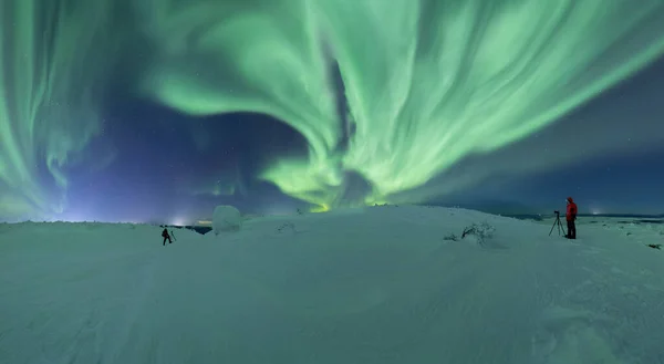 Zaśnieżone Pole Pod Pięknym Niebem Aurory Borealis — Zdjęcie stockowe