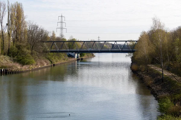 Köprü Elektrik Hattı Olan Kanal — Stok fotoğraf