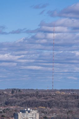 Hamilton 'daki yüksek radyo kulesinin dikey görüntüsü bulutlu gökyüzüne karşı. Ontario, Kanada.