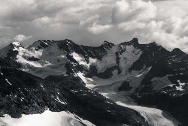 Norveç, Jotunheimen 'in gri tonlu görüntüsü.