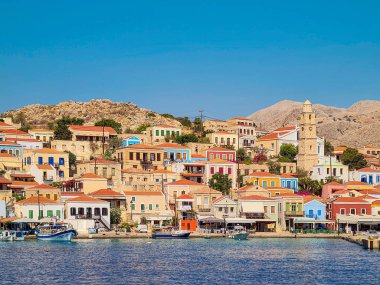 Halki 'nin güzel bir fotoğrafı. Bir Yunan adası ve Dodecanese ada grubunun bir parçası..