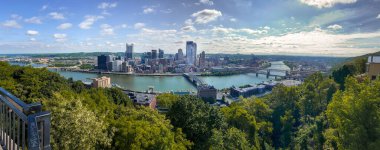 Pittsburgh 'un merkezinin havadan görünüşü. Washington, Duquesne meydanının tepesinde.