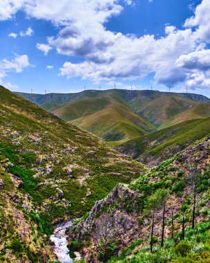 Portekiz, Arouca 'da dağlarla ve kırsal alanla çevrili eski bir köy manzarası.