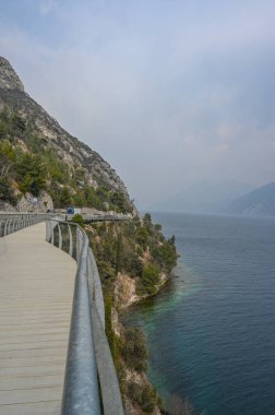 Arka planda gökyüzü olan güzel bir patika manzarası