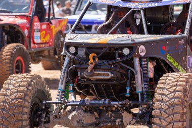 Portekiz Ulusal Arazi Şampiyonası 2017 'de çamurla kaplı bir off-road yarış arabası.