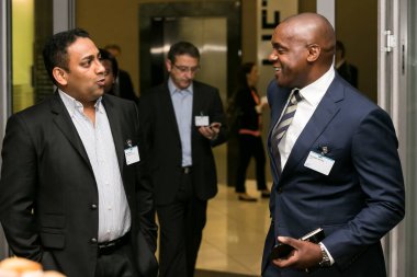 Johannesburg 'da bir konferansta iki iş adamı bir araya geldi.