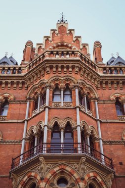 Londra, İngiltere 'deki Saint Pancras Uluslararası binasının dikey görüntüsü.