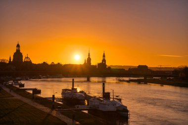 Frauenkirche Kilisesi 'nde gün batımı ve Dresden Almanya' da Elbe Gölü.