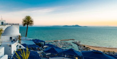 Güneş doğarken mavi denizin muhteşem manzarası, Sidi Bou Said, Tunus 'u keşfediyor.