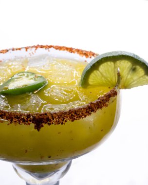 Beyaz arka planda yeşil margarita, limon ve jalapeno içerken seçici bir odak noktası.