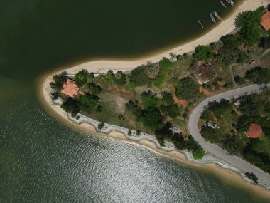 Tayland 'ın Surat Thani bölgesindeki Laem Pho yakınlarındaki güzel yeşilliğin hava manzarası.