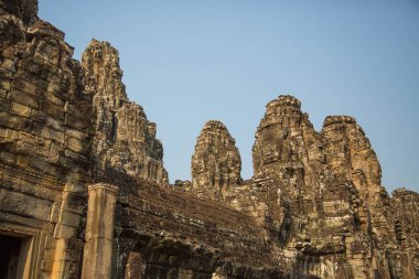 Kamboçya 'daki Angkor Wat Tapınağı' nın alçak açılı bir görüntüsü.