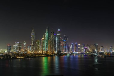 Dubai Marina Skyline 'ın panoramik görüntüsü gece Dubai, Birleşik Arap Emirlikleri