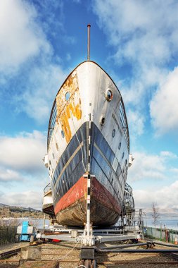 Bir grup gönüllü tarafından yenilenen kürek vapurunun hizmetçisi..