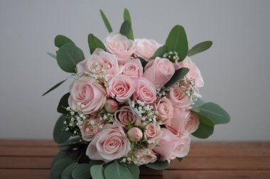 Pembe güllü basit bir düğün buketi