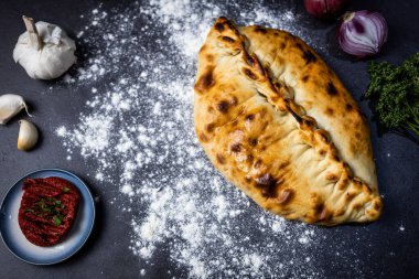 Taze bir calzone 'nin üst görüntüsü