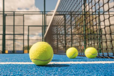 Seçici odak, raket tenis topları kaleye yakın mavi raket tenis kortunda
