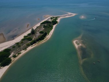 Tayland 'ın Surat Thani bölgesindeki Chaiya bölgesini çevreleyen güzel mavi okyanusların hava manzarası.