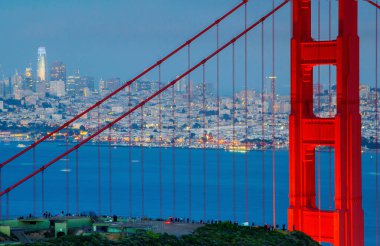 Arka planında San Francisco, Kaliforniya 'da binaları olan ünlü bir Golden Gate Köprüsü.