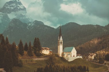 La Valle 'de bir tepenin üzerine kurulmuş güzel bir kale görüntüsü..