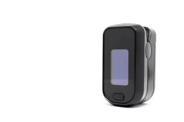 Beyaz arka planda izole edilmiş oksijenin ölçümü için siyah titreşimli oksimetrenin yakın çekimi