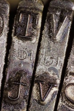 Harflerle ve sembollerle metal parçalarının dikey çekimi.
