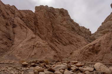 Çöl manzaralı kayalık dağlar bulutlu bir günde