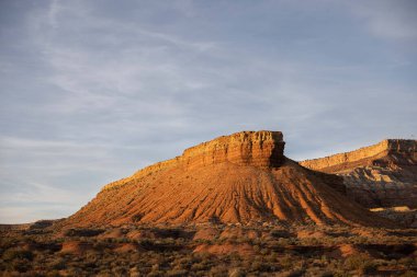 ABD 'nin Utah eyaletindeki Zion Ulusal Parkı' nda düz bir masa başı zirvesi olan nefes kesici kırmızı bir manzara..