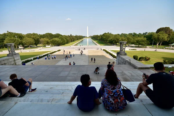 Los Turistas Sentados Las Escaleras Contra Lincoln Memorial Washington Día — Foto de Stock