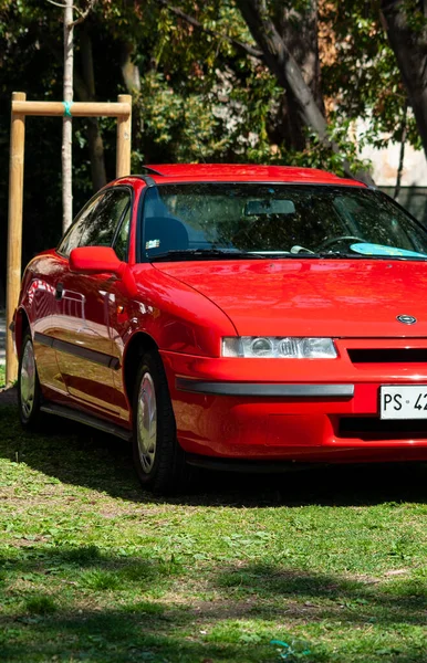 Plano Vertical Del Viejo Opel Calibra Rojo Expuesto Una Exposición — Foto de Stock
