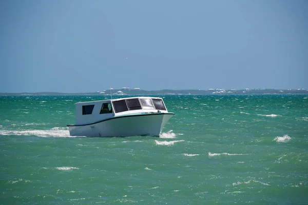 Die Nahaufnahme Eines Weißen Bootes Auf Türkisfarbenem Meer — Stockfoto